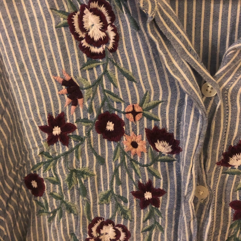 Embroidered button down - Picture 3 of 4